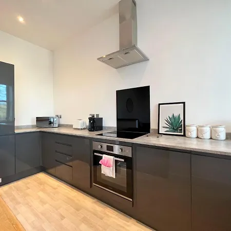 Spacious Apartment~parking~close To Seafront